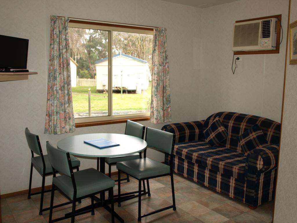 Cowra Holiday Park Δωμάτιο φωτογραφία