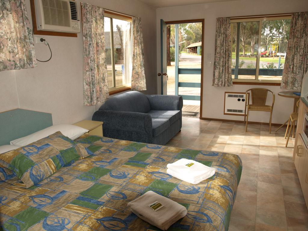 Cowra Holiday Park Δωμάτιο φωτογραφία